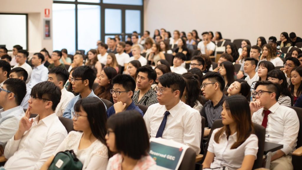 Bienvenida de los alumnos del campus de Valencia de la CEU CH