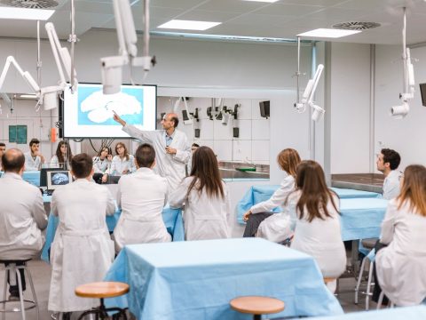 Estudiar Medicina y Farmacia en España con prácticas en prestigiosos hospitales