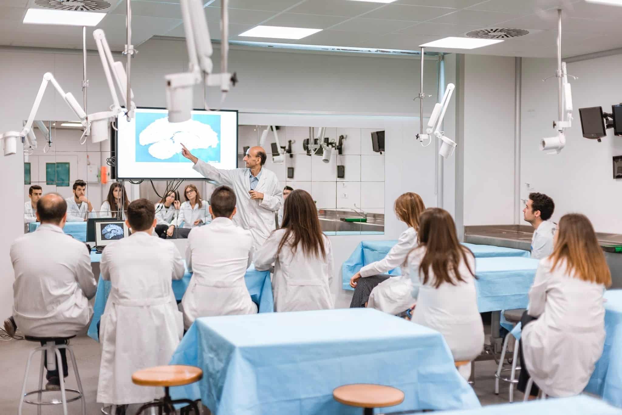 Estudiar Medicina y Farmacia en España con prácticas en prestigiosos hospitales