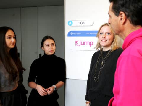 Un grupo de alumnos seleccionados del Grado en Comunicación Digital ha participado en el Aula The Jump.