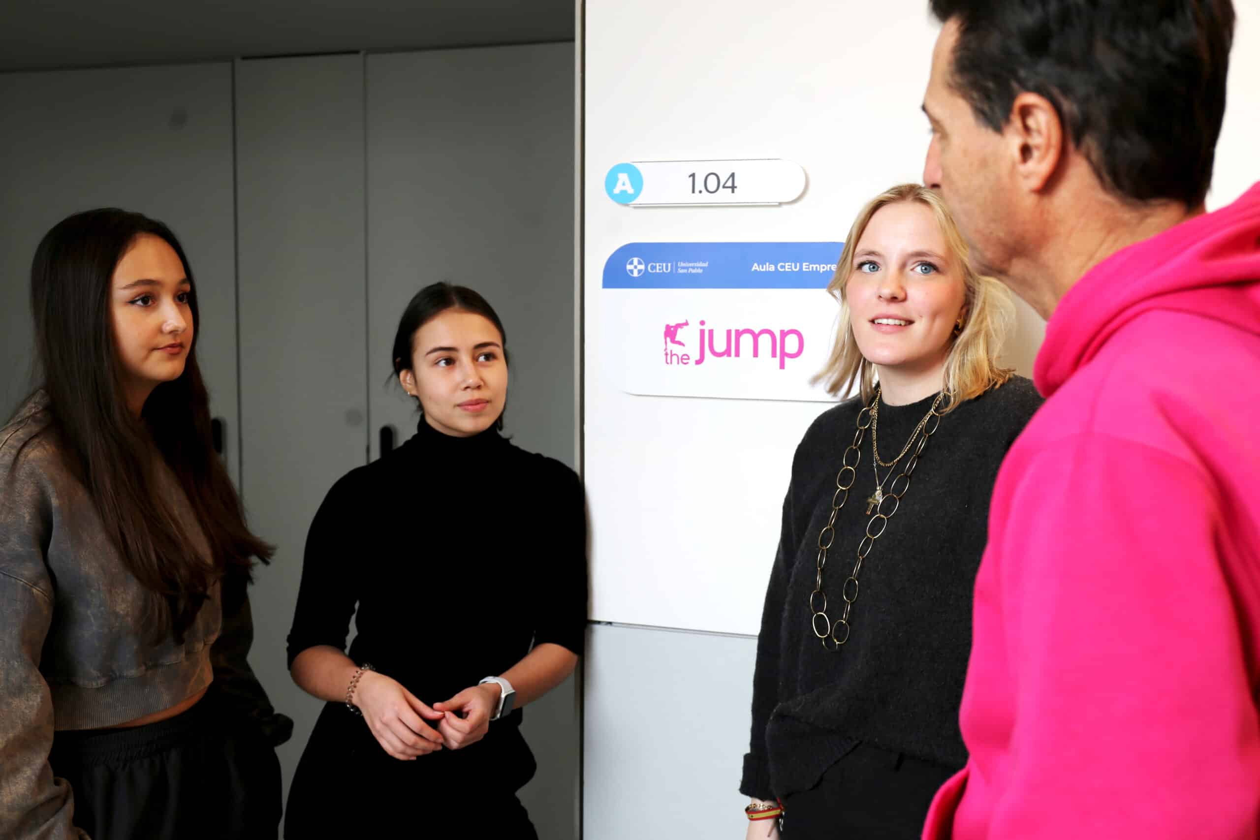 Un grupo de alumnos seleccionados del Grado en Comunicación Digital ha participado en el Aula The Jump.