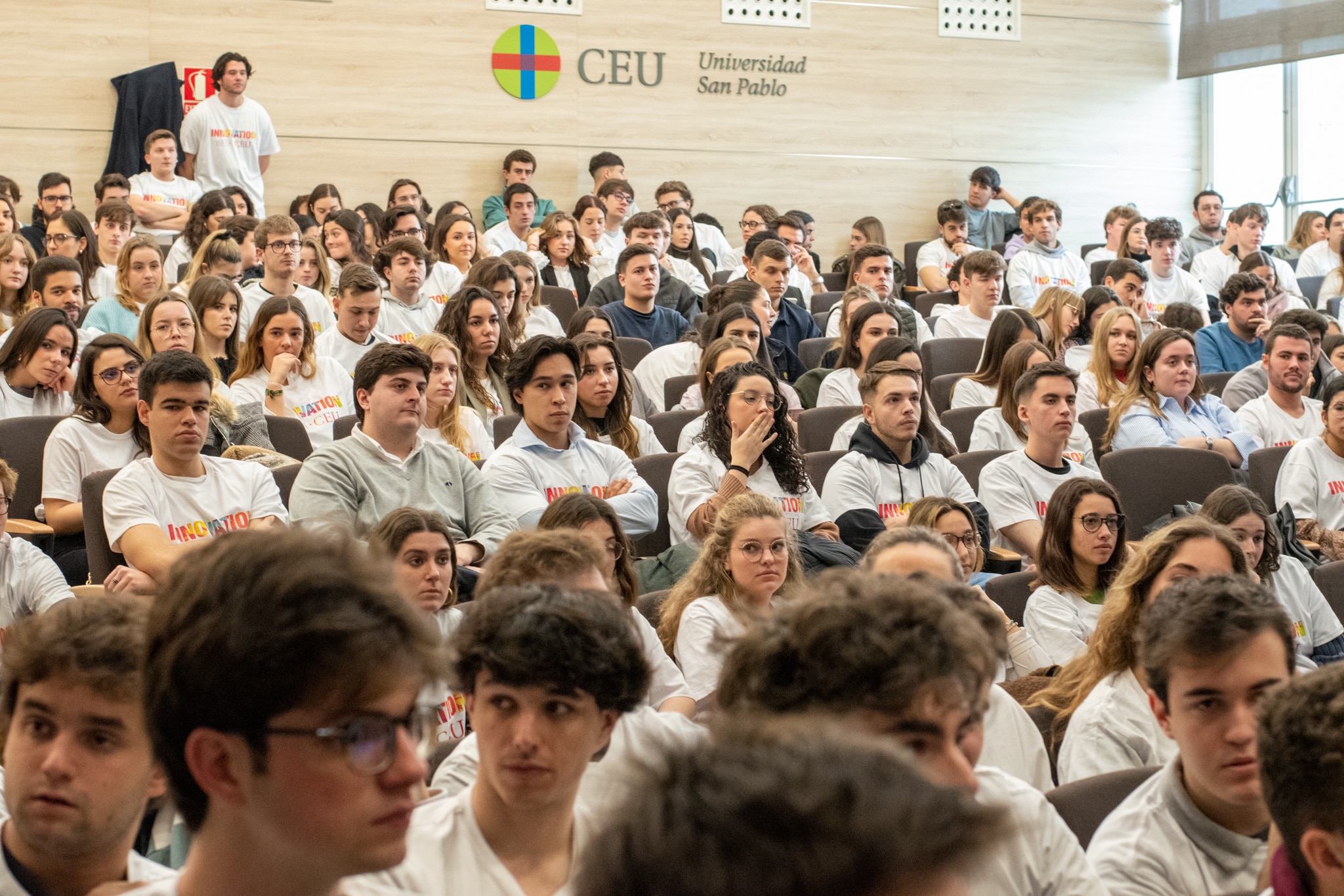 Los alumnos participantes asisten a la presentación de los retos de las empresas.