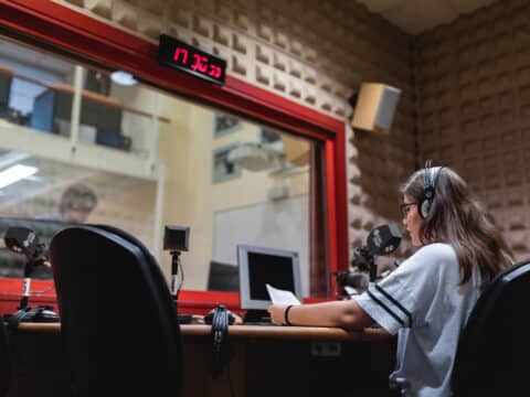 Estudiante de Periodismo en Barcelona hace prácticas de radio