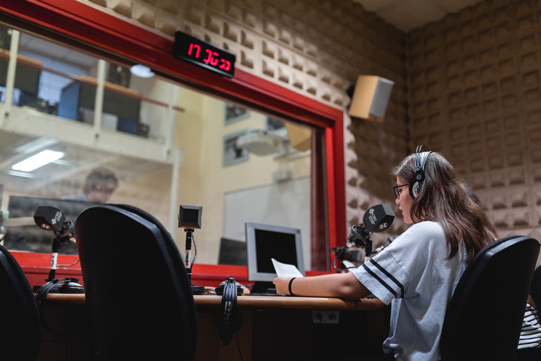 Estudiante de Periodismo en Barcelona hace prácticas de radio