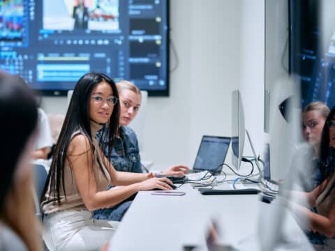 Alumnas de la Faculta de Comunicación en el aula de edición