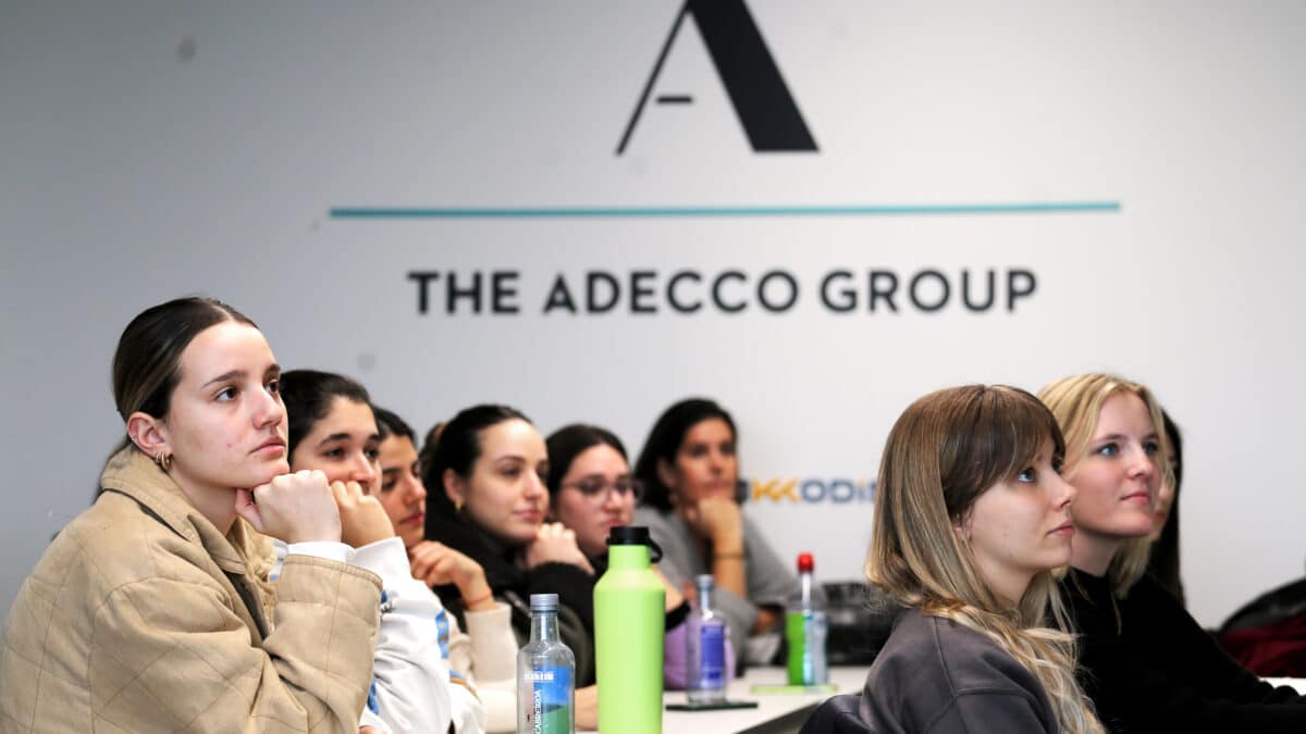 Estudiantes durante una sesión formativa en el Aula Adecco