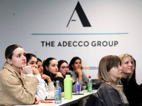 Estudiantes durante una sesión formativa en el Aula Adecco