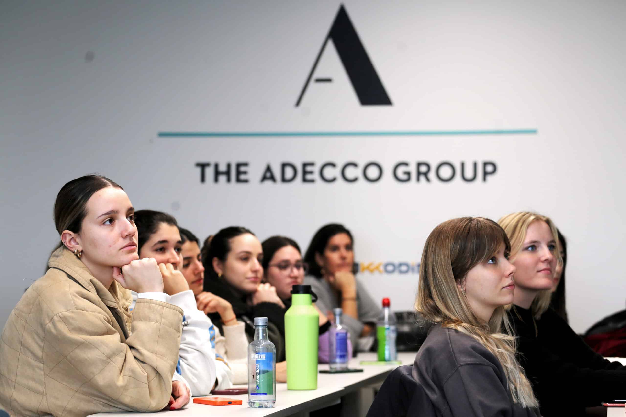 Estudiantes durante una sesión formativa en el Aula Adecco