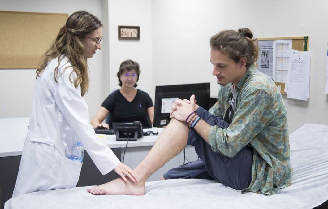 Estudiantes de Medicina de la Universidad UCH hacen examen práctico con enfermo