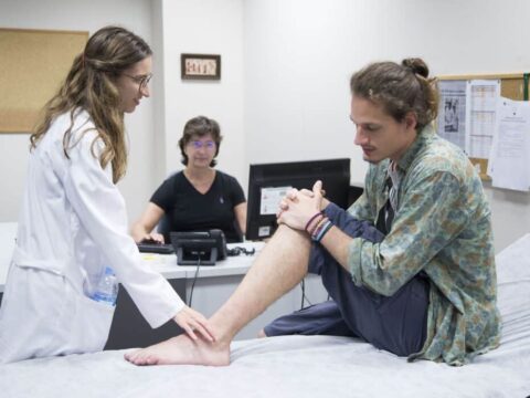 Estudiantes de Medicina de la Universidad UCH hacen examen práctico con enfermo