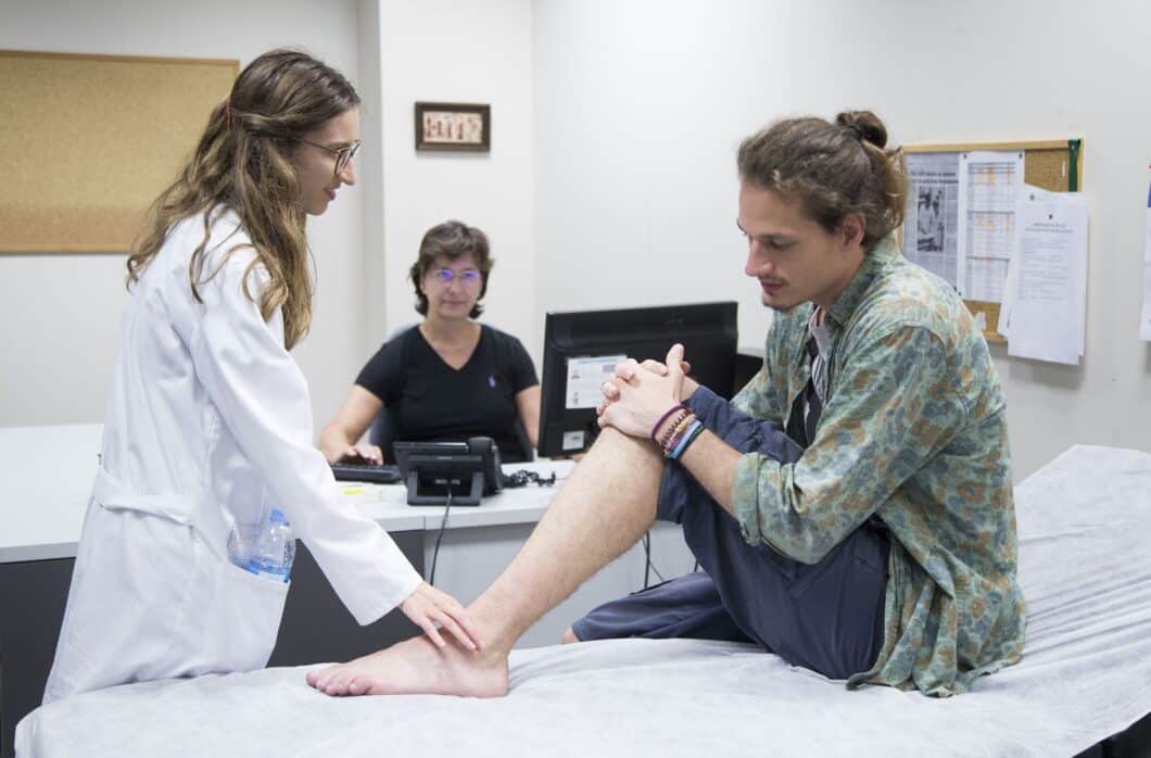 Estudiantes de Medicina de la Universidad UCH hacen examen práctico con enfermo