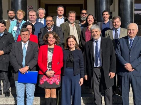 En el centro, Paulina Astroza y Susana Sanz, junto al rector Carlos Saavedra, los decanos Alejandro Bancalari y Todolfo Walter, el vicedecano Manuel Campos y parte del equipo del proyecto europeo Jean Monnet sobre “Impacto, riesgos y oportunidades del populismo en Europa y América Latina”.