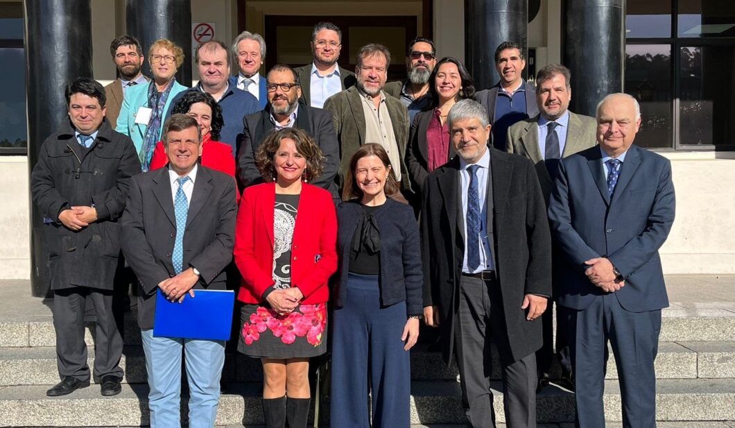 En el centro, Paulina Astroza y Susana Sanz, junto al rector Carlos Saavedra, los decanos Alejandro Bancalari y Todolfo Walter, el vicedecano Manuel Campos y parte del equipo del proyecto europeo Jean Monnet sobre “Impacto, riesgos y oportunidades del populismo en Europa y América Latina”.