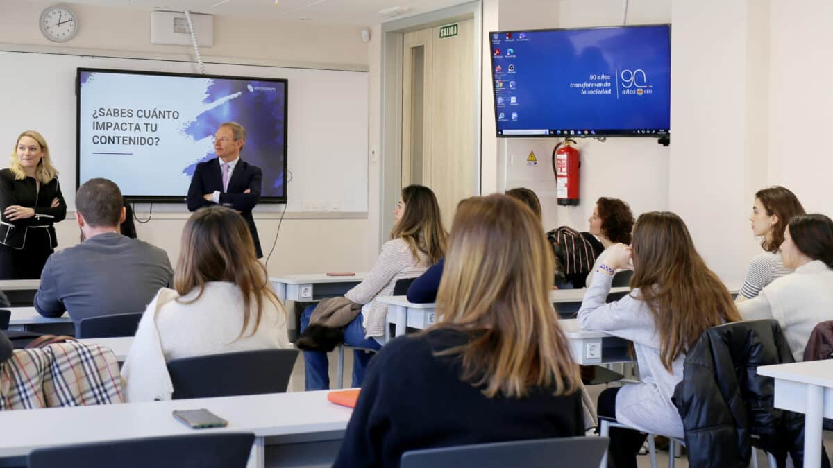 Alumnos atendiendo durante la inauguración del Aula Sociogrpah