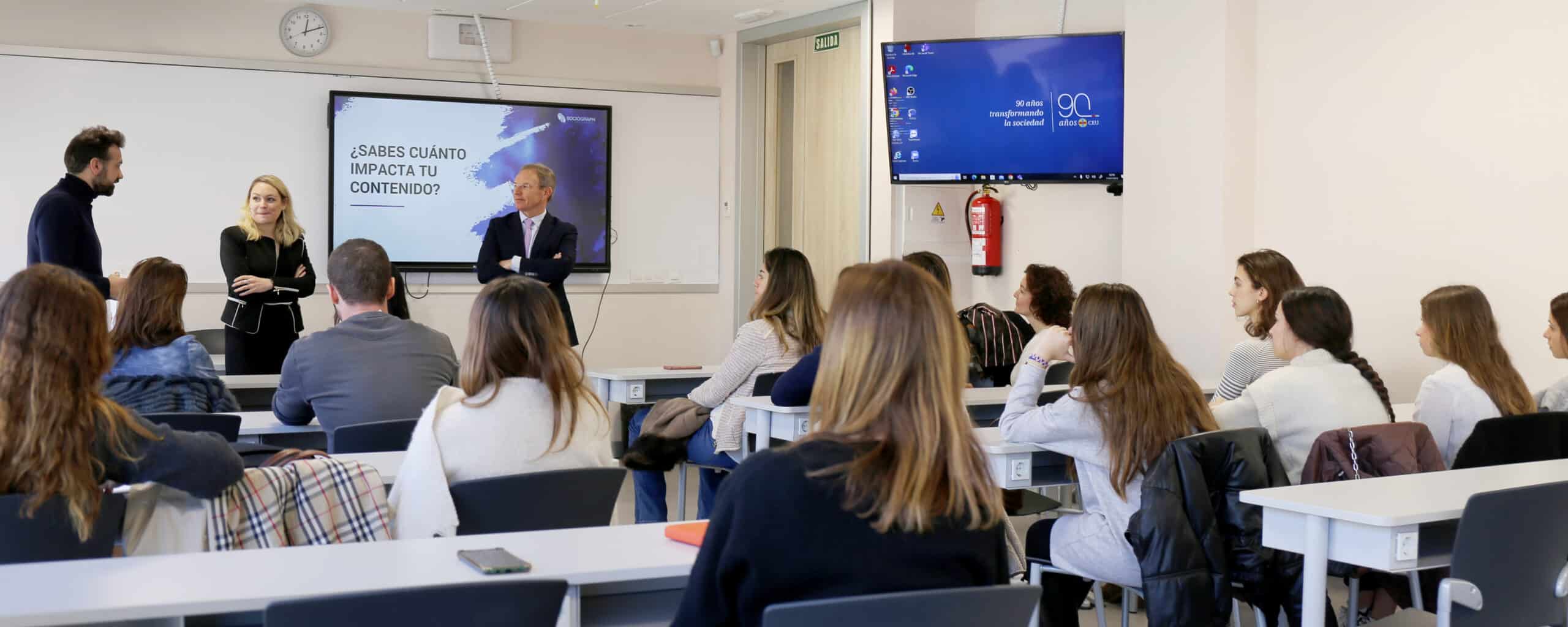 Alumnos atendiendo durante la inauguración del Aula Sociogrpah