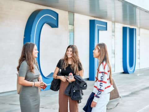 Tres alumnas en la entrada de la Escuela Politécnica Superior de la Universidad CEU San Pablo de Madrid
