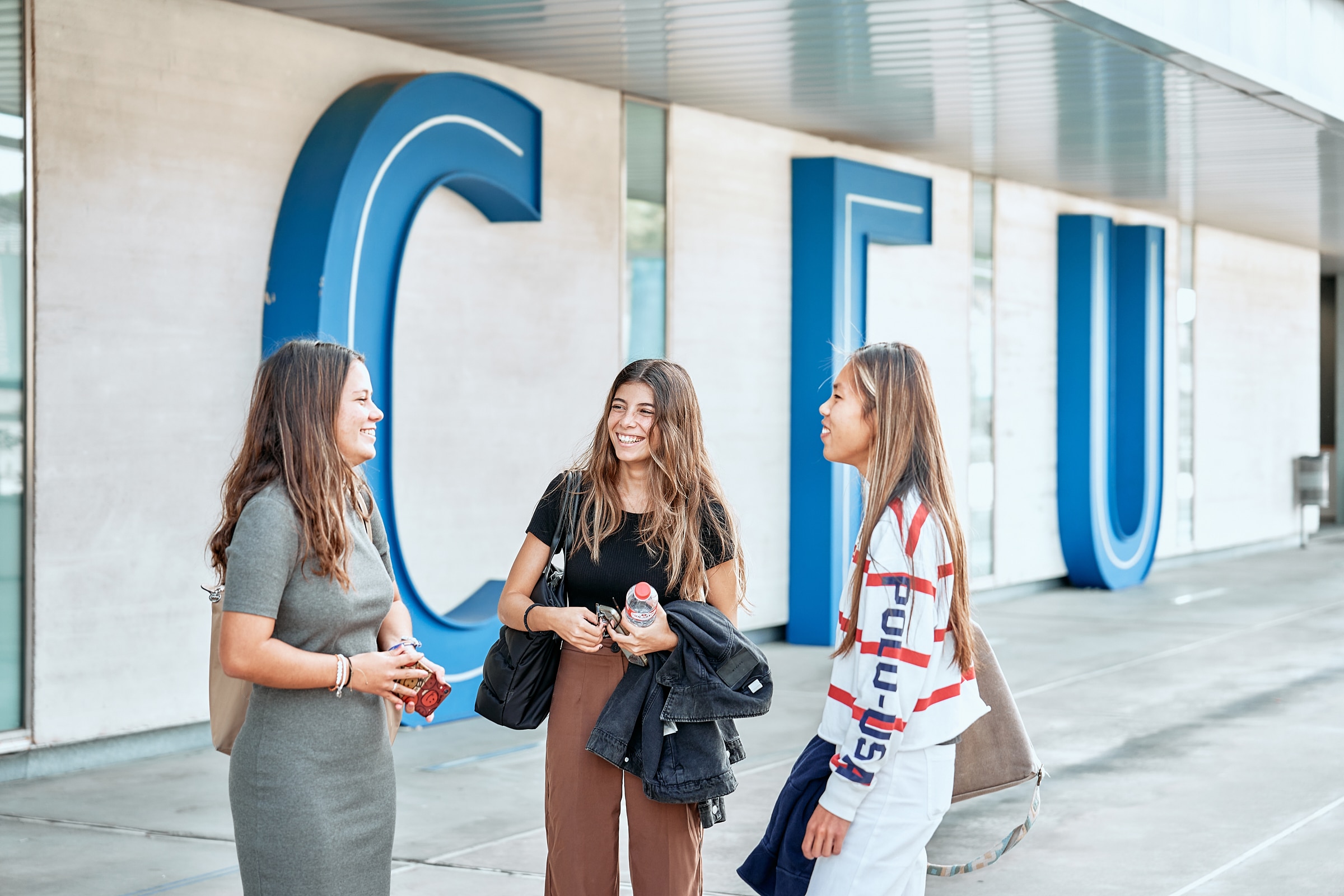 Tres alumnas en la entrada de la Escuela Politécnica Superior de la Universidad CEU San Pablo de Madrid