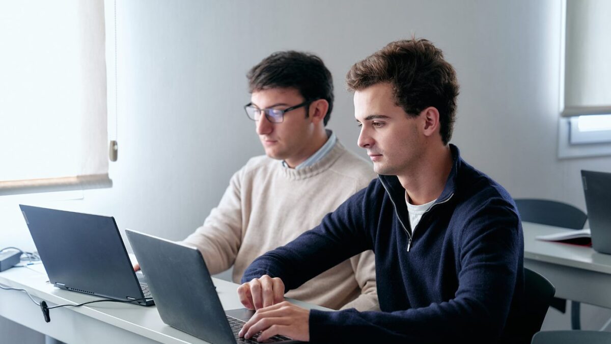 Post Digitalización y empleabilidad Dos alumnos e la USP en aula con portátiles