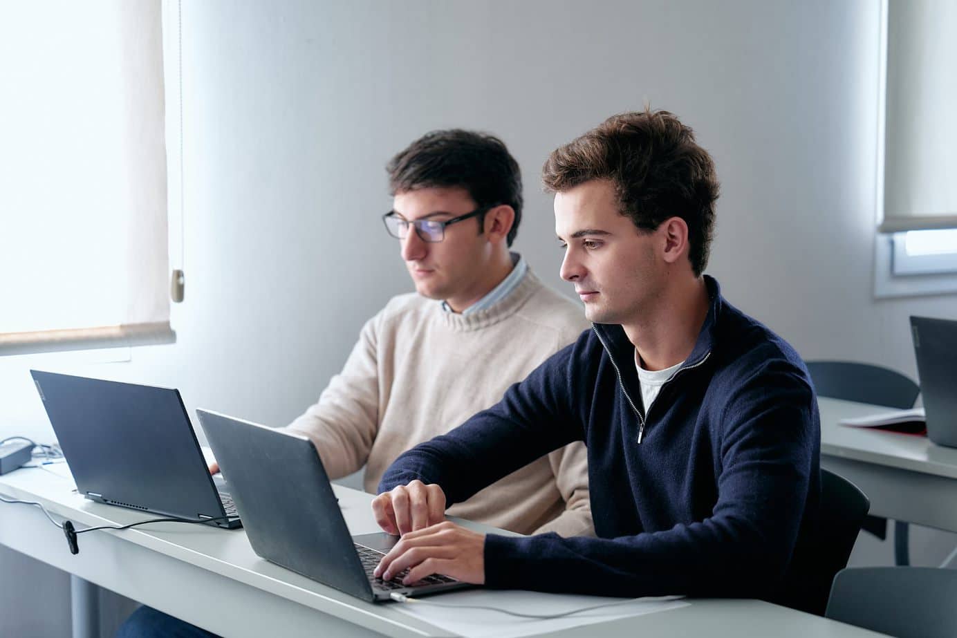 Post Digitalización y empleabilidad Dos alumnos e la USP en aula con portátiles