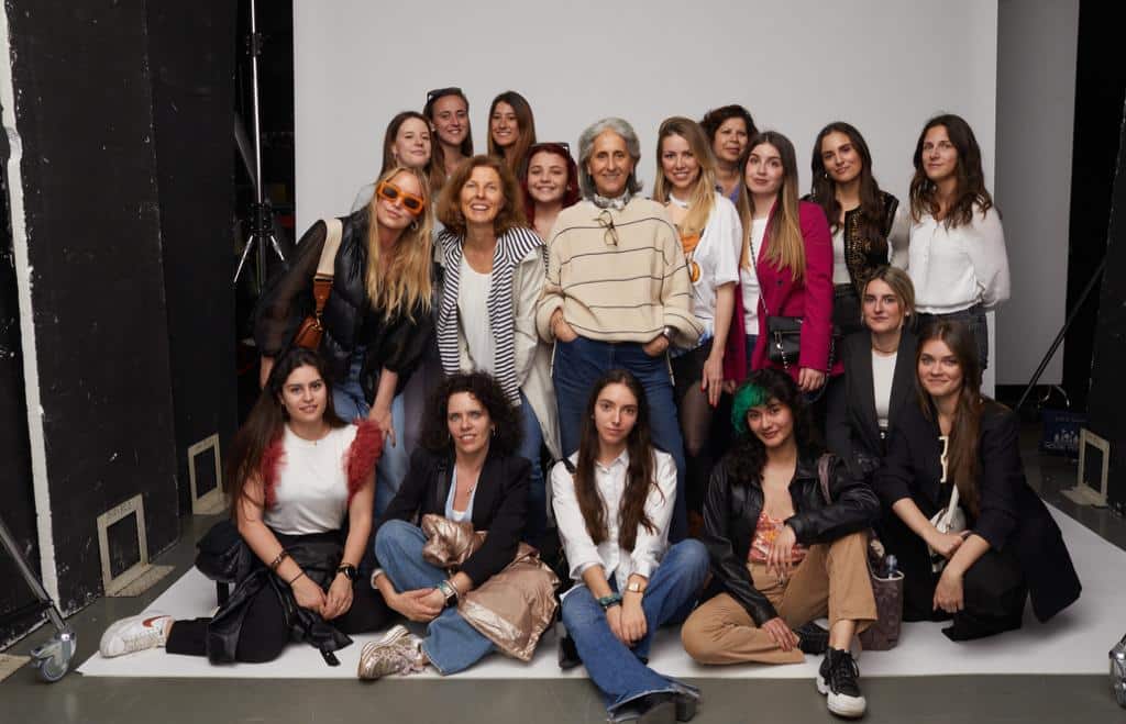 El alumnado de la XIV edición del máster oficial en Comunicación de Moda y Belleza (Telva/ Yo Dona) asistiendo al shooting de moda con el fotógrafo Nicola de Rosa