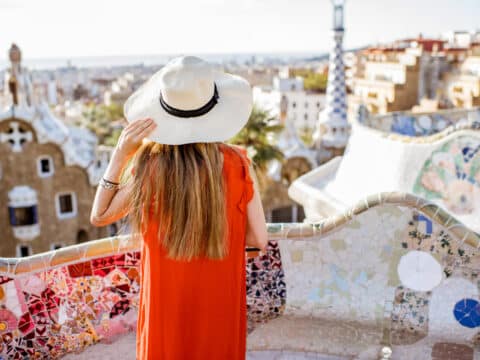 Barcelona en otoño en 2023 post. Joven turista en el Parque Güell