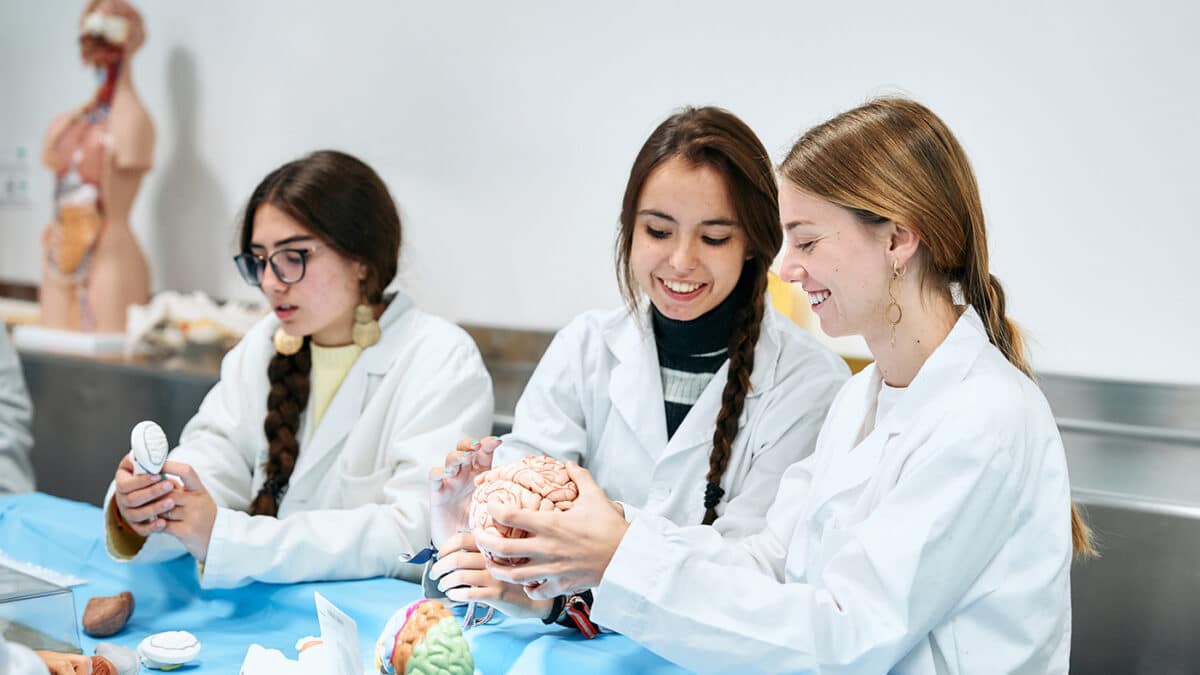 Alumnas de Medicina realizando prácticas de disección