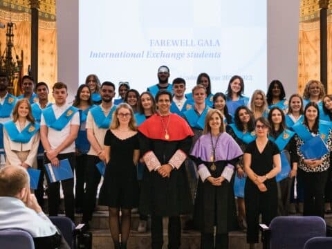 Los alumnos de la UAO CEU posando tras la graduación