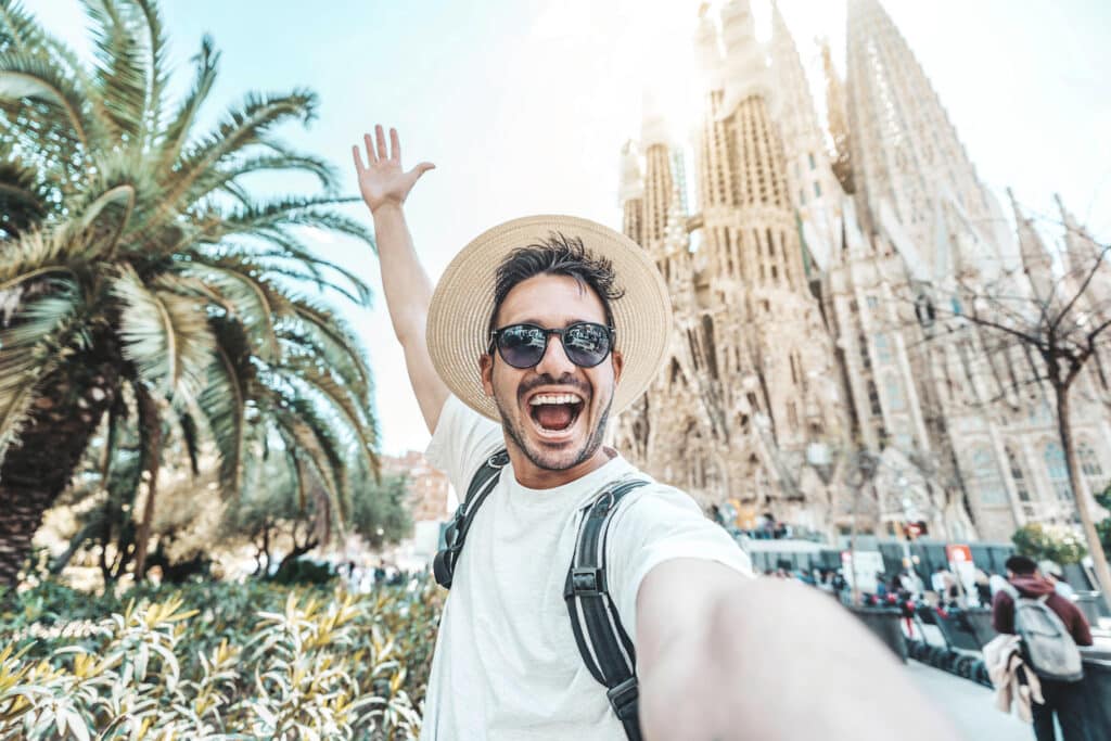 Barcelona en otoño en 2023 post. Joven turista ante la Sagrada Familia