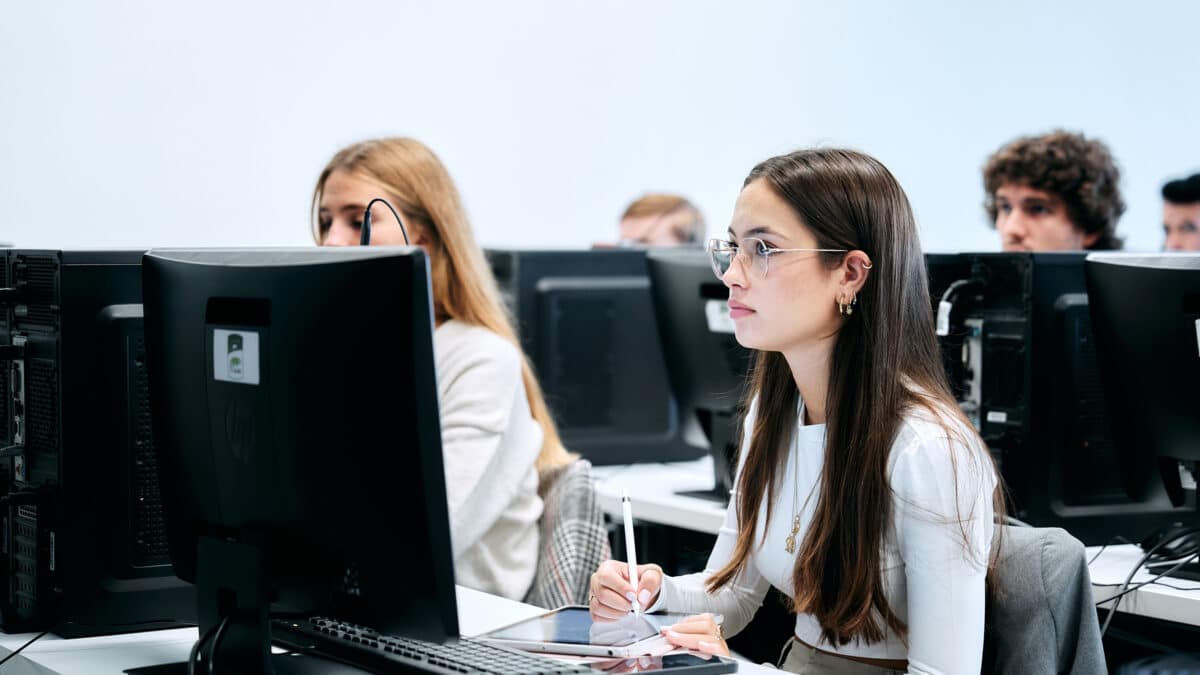 Alumnas de la Escuela Politécnica Superior en el aula de sotware