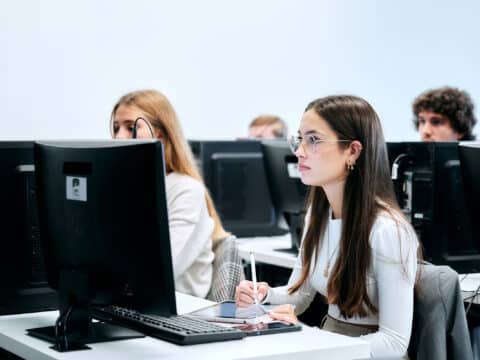 Alumnas de la Escuela Politécnica Superior en el aula de sotware