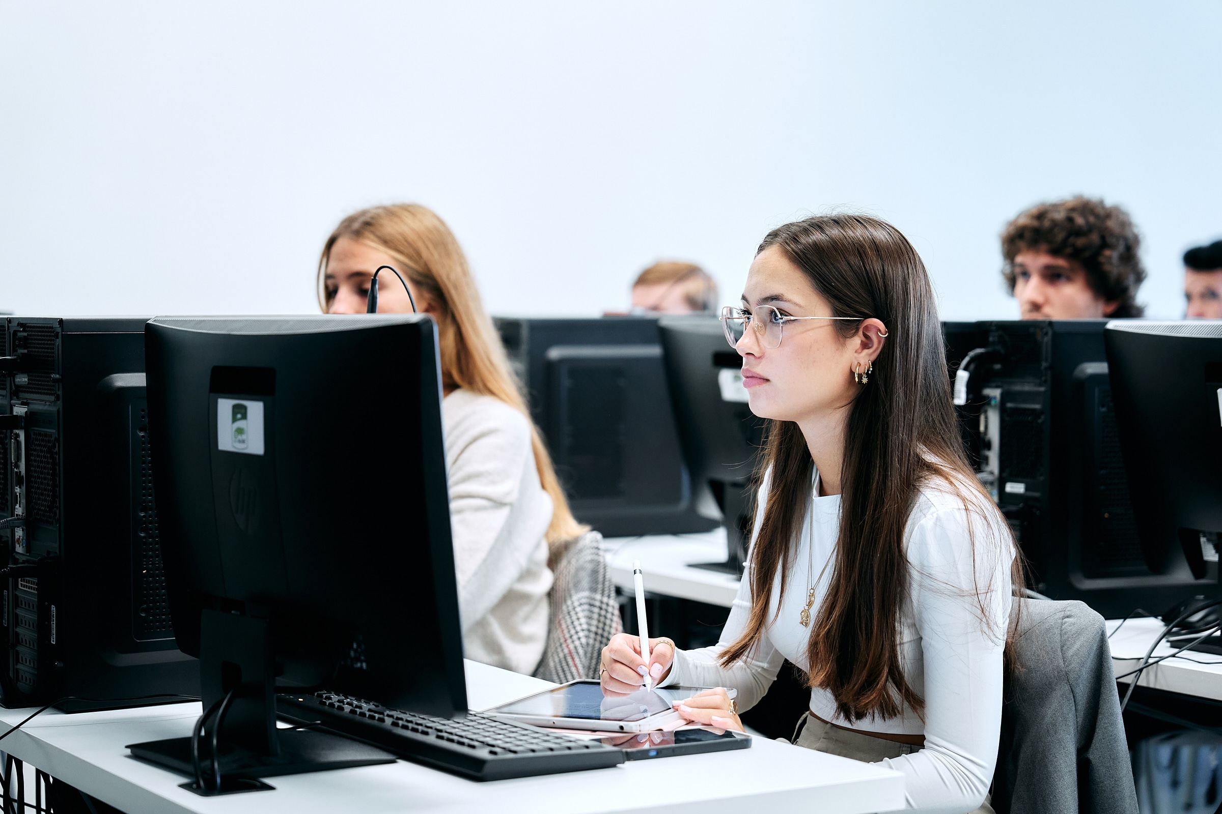 Alumnas de la Escuela Politécnica Superior en el aula de sotware