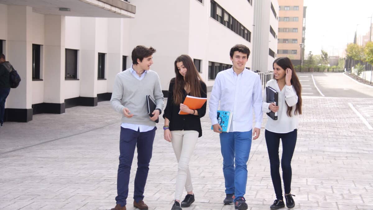 Post máster universitario en Dirección de Centros Educativos, alumnos de Bachillerato en el colegio CEU San Pablo Sanchinarro