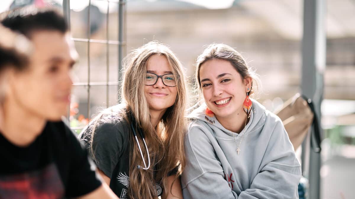 Dos alumnas sonriendo en el campus de Montepríncipe