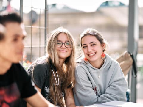 Dos alumnas sonriendo en el campus de Montepríncipe