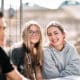 Dos alumnas sonriendo en el campus de Montepríncipe