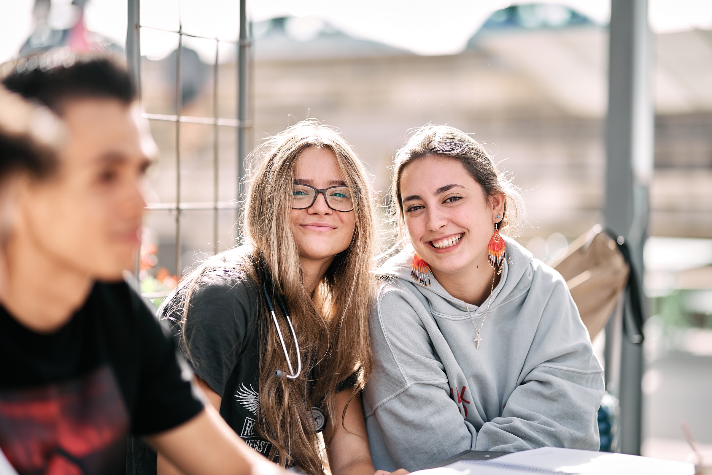 Dos alumnas sonriendo en el campus de Montepríncipe