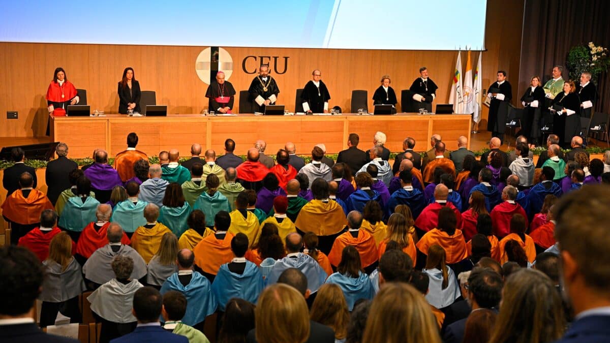 Imagen del interior del paraninfo durante el acto oficial de Apertura del Curso Académico 2023-2024 en la Universidad CEU Cardenal Herrera