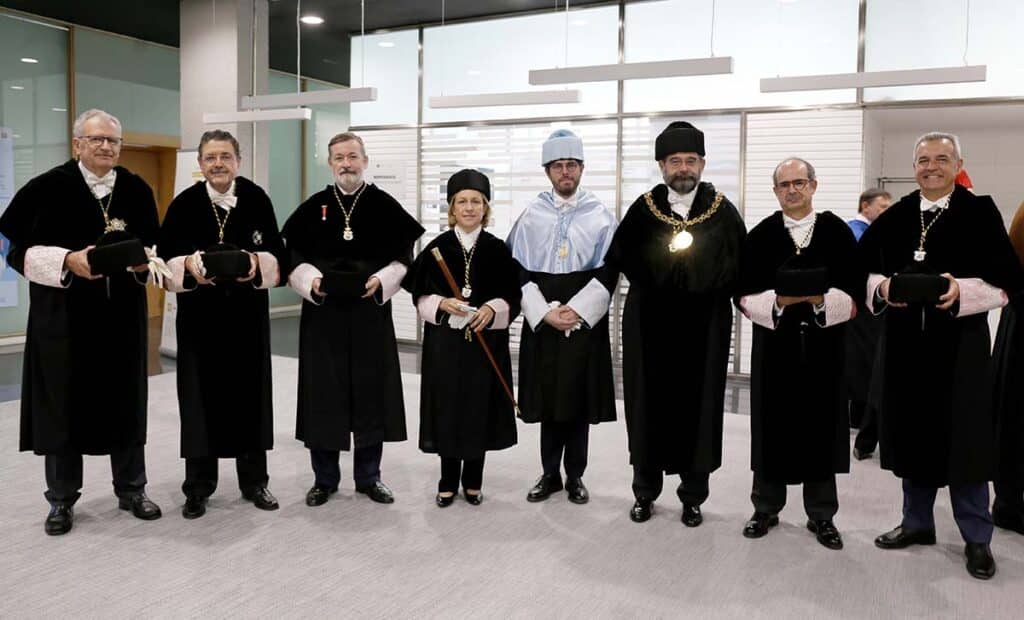 ​La Universidad CEU San Pablo celebró el pasado viernes el solemne acto de apertura del curso académico 2023-2024, un evento al que asistió toda la comunidad universitaria, así como el director general de Universidades de la Comunidad de Madrid, Nicolás J. Casas; los rectores de las Universidades Abat Oliba CEU, CEU Cardenal Herrera y CEU Fernando III, Rafael Rodríguez-Ponga, Higinio Marín y José Alberto Parejo Gámir, respectivamente, así como los rectores honorarios de la Universidad CEU San Pablo.