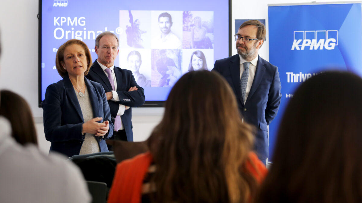 Rosa Visiedo, rectora de la Universidad, Ricardo Palomo, Decano de la Facultad de Ciencias Económicas y Empresariales, y Ramón Pueyo, socio de Sostenibilidad y Buen Gobierno de KPMG, durante la presentación del Aula KPMG-CEU.