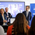 Rosa Visiedo, rectora de la Universidad, Ricardo Palomo, Decano de la Facultad de Ciencias Económicas y Empresariales, y Ramón Pueyo, socio de Sostenibilidad y Buen Gobierno de KPMG, durante la presentación del Aula KPMG-CEU.