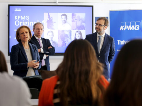 Rosa Visiedo, rectora de la Universidad, Ricardo Palomo, Decano de la Facultad de Ciencias Económicas y Empresariales, y Ramón Pueyo, socio de Sostenibilidad y Buen Gobierno de KPMG, durante la presentación del Aula KPMG-CEU.