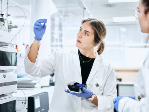 Investigadoras trabajando en el CEMBIO