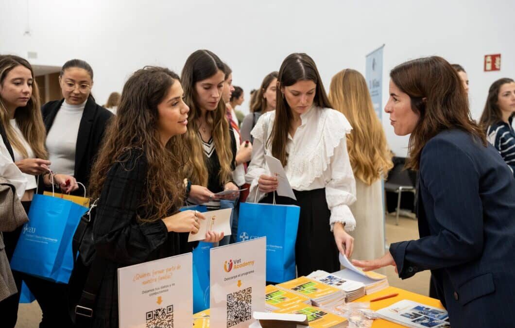 estudiar veterinaria en la CEU UCH, alumnas en la Feria de Empelo 23