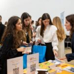 estudiar veterinaria en la CEU UCH, alumnas en la Feria de Empelo 23