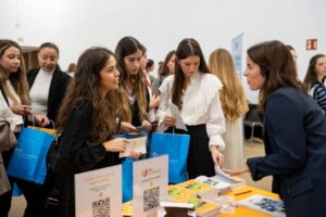 estudiar veterinaria en la CEU UCH, alumnas en la Feria de Empelo 23