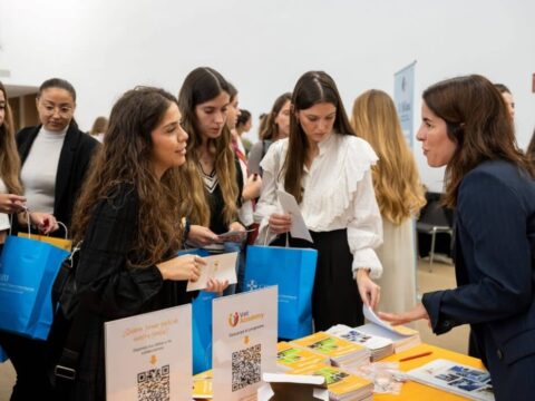 estudiar veterinaria en la CEU UCH, alumnas en la Feria de Empelo 23