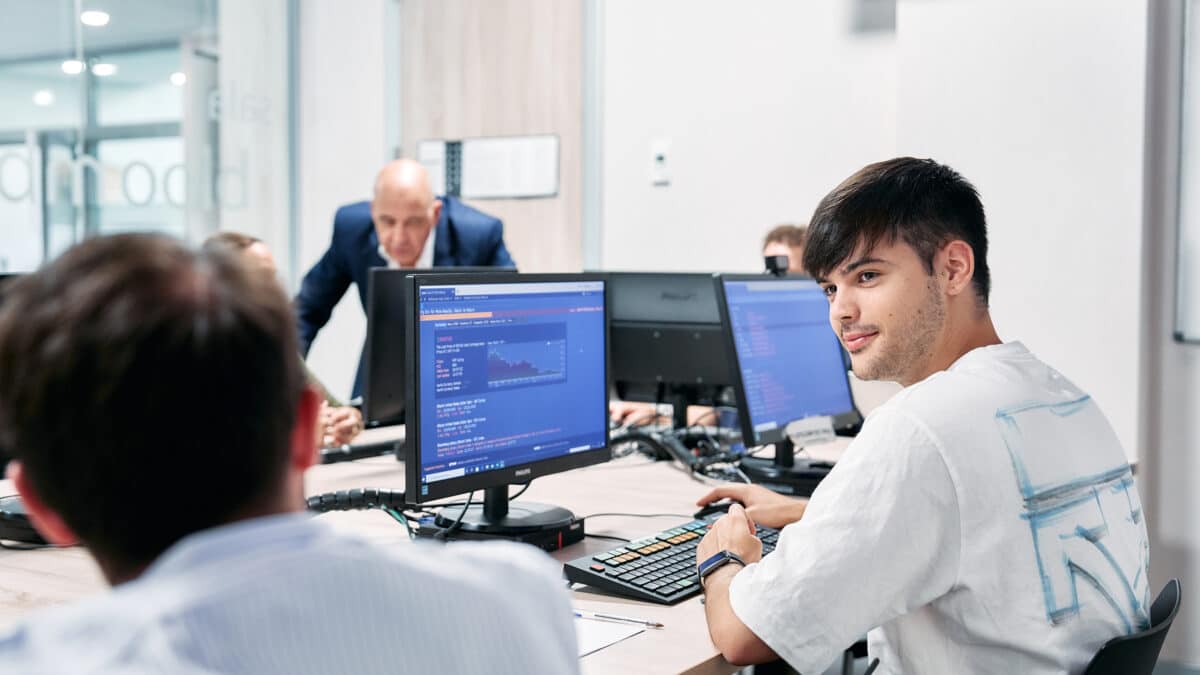 Alumnos en el aula Bloomberg de la Universidad CEU San Pablo