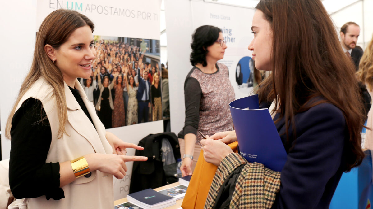 Una alumna informándose en uno de los stands de la Feria de empleo