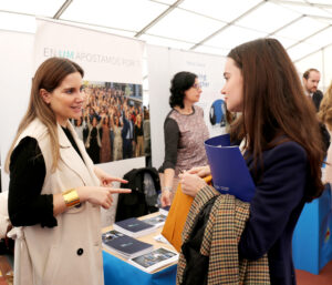 Una alumna informándose en uno de los stands de la Feria de empleo