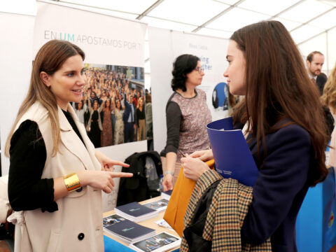 Una alumna informándose en uno de los stands de la Feria de empleo